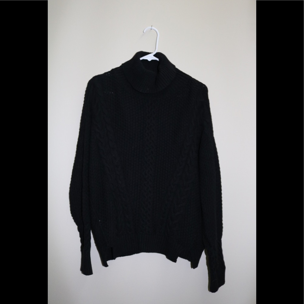 Detailed knitted black sweater